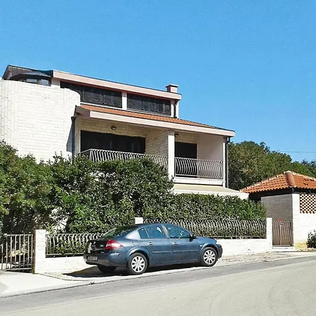 דירה In With Parking Space יאדראנובו